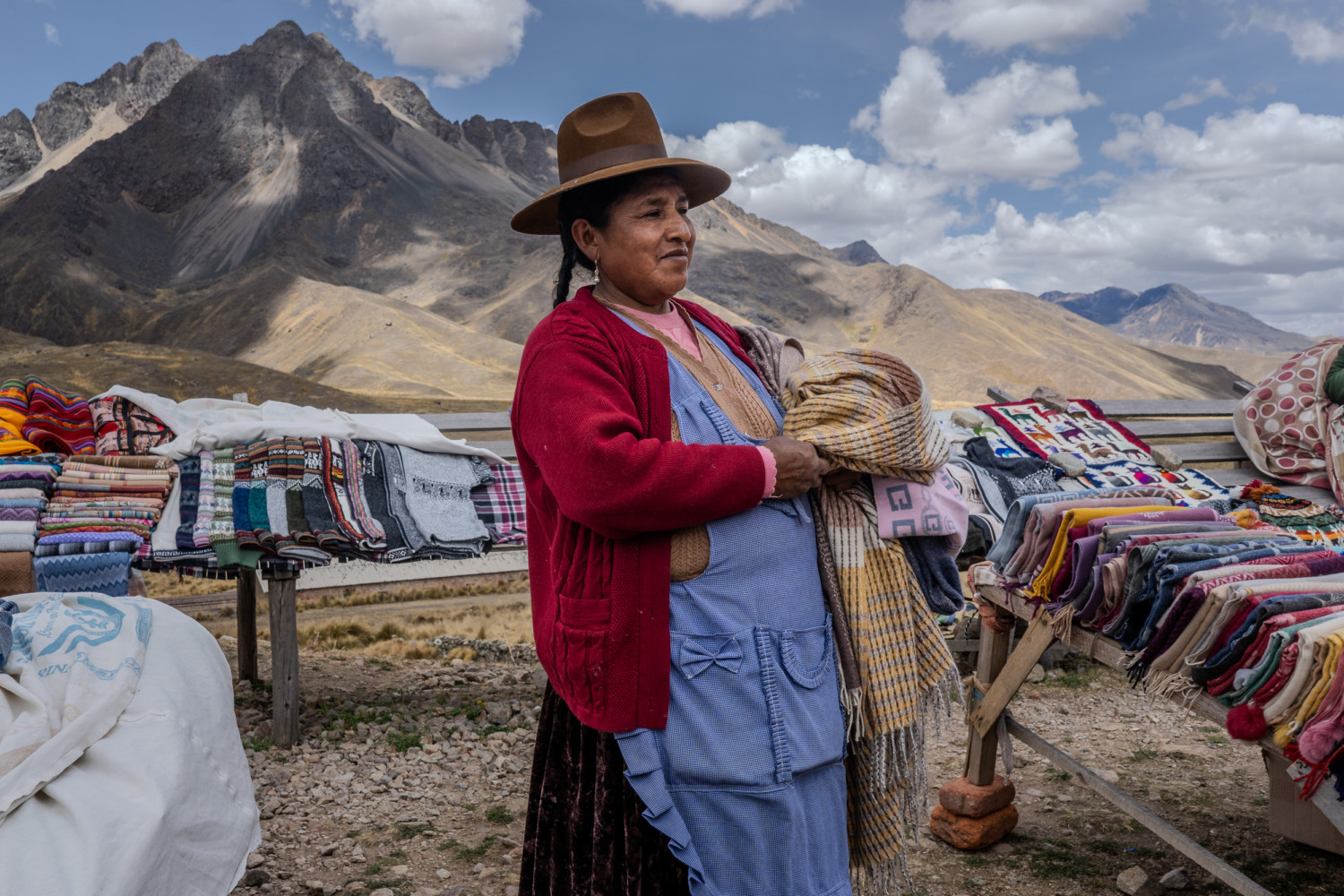 A woman in traditional clothing selling goods | Peru Photo Tour with raw.tours